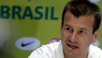 "Optei por jogadores com caracter&iacute;sticas diferentes", diz Dunga