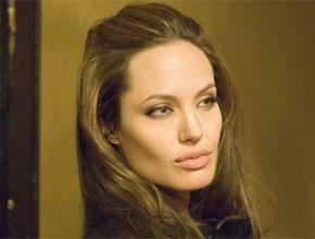 Angelina Jolie teria seduzido namorado da m&atilde;e