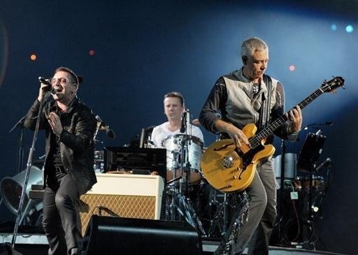 U2 celebra os 20 anos da queda do Muro de Berlim