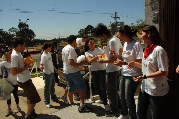 Alunos de medicina da Ufrgs aplicam trote solid&aacute;rio