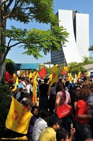 Professores realizaram protesto na AL e seguiram para a Secretaria de Educa&ccedil;&atilde;o