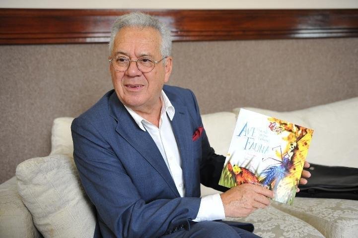 Luiz Coronel fala aos pequenos na Feira do Livro