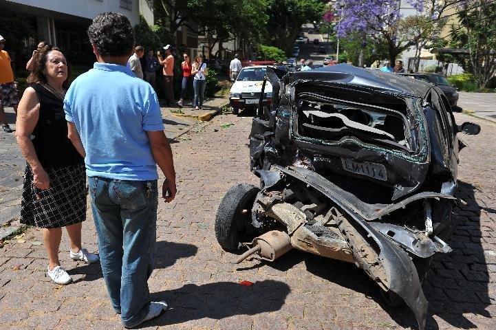 Caminh&atilde;o colide contra cinco carros em Porto Alegre