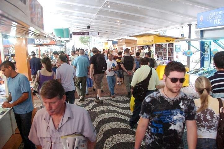 Bancas da Feira do Livro j&aacute; est&atilde;o em funcionamento