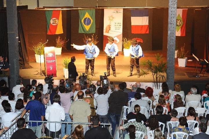 Os tr&ecirc;s mosqueteiros "lutam" para abrir Feira do Livro
