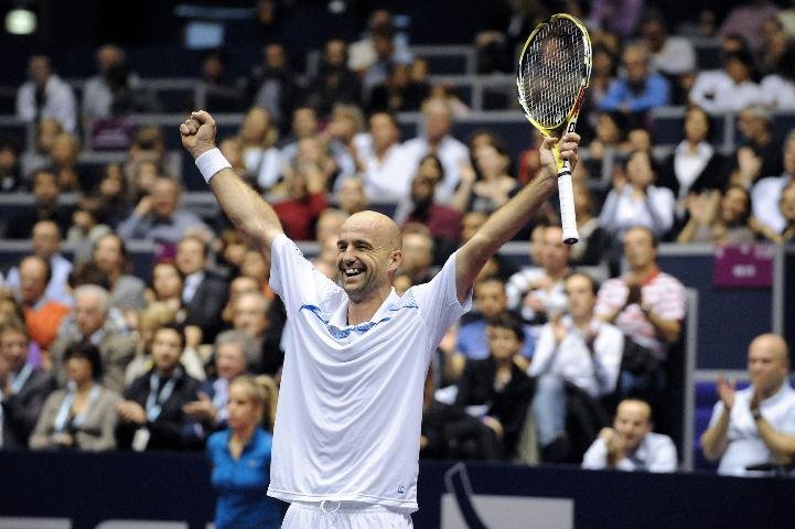 Ljubicic estraga festa francesa e fatura t&iacute;tulo em Lyon