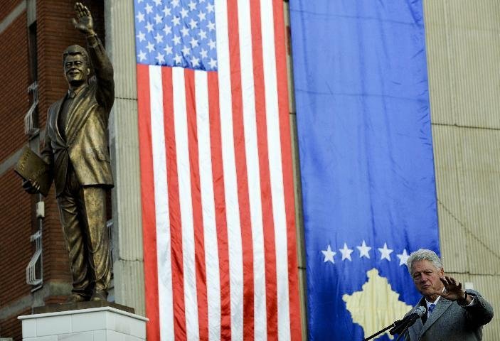 Bill Clinton inaugura sua est&aacute;tua em Kosovo