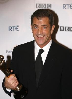 Mel Gibson &eacute; pai pela oitava vez