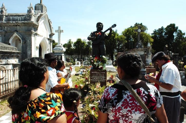 Familiares e f&atilde;s de Teixeirinha prestam homenagem cantando