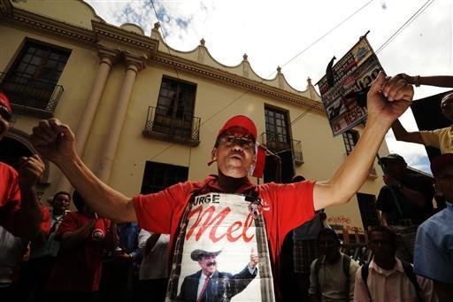 Manifestante se reuniram em frente ao parlamento hondurenho para pedir fim do recesso