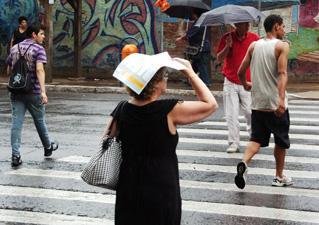 Chuva causa transtornos no tr&acirc;nsito de Porto Alegre