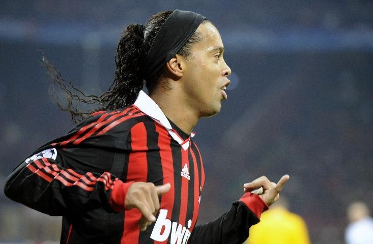 Ronaldinho marca para o Milan no empate com o Real