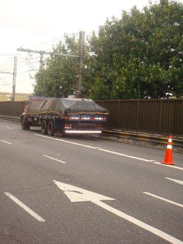 Pane mec&acirc;nica em caminh&atilde;o provoca congestionamento na avendida Mau&aacute;