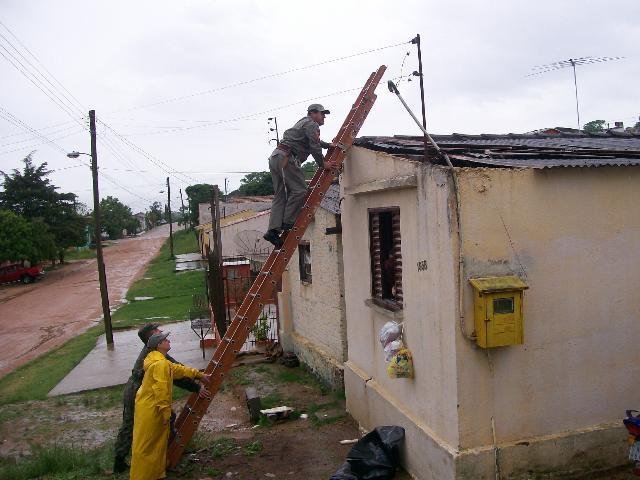Temporal destelha casas e causa estragos em Bag&eacute; 