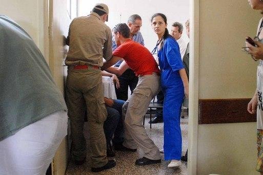 Roberto Requi&atilde;o fica ferido em queda de palanque