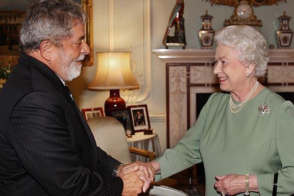 Lula recebe pr&ecirc;mio ap&oacute;s encontro com rainha da Inglaterra
