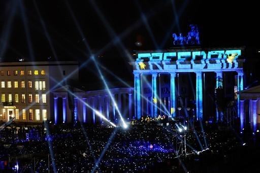 U2 faz megashow no Port&atilde;o de Brandemburgo, em Berlim