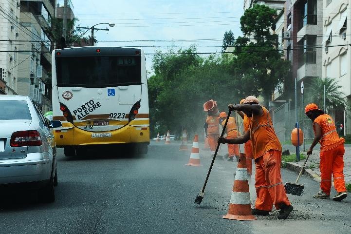 Caminh&atilde;o derruba cimento por 50 metros na Capital