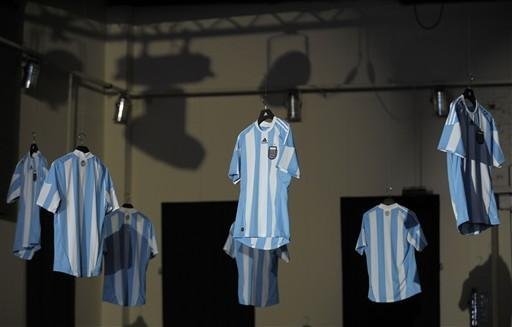 Argentina apresenta uniforme que usar&aacute; na Copa