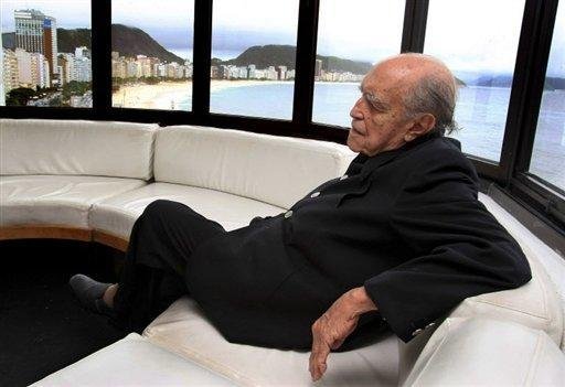 Oscar Niemeyer &eacute; condecorado com a Ordem das Artes e das Letras de Espanha