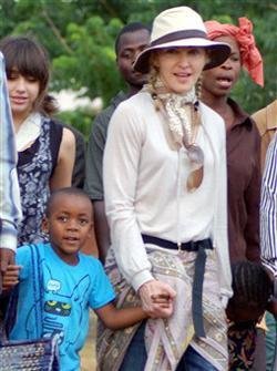 Madonna vem ao Brasil conhecer projeto social