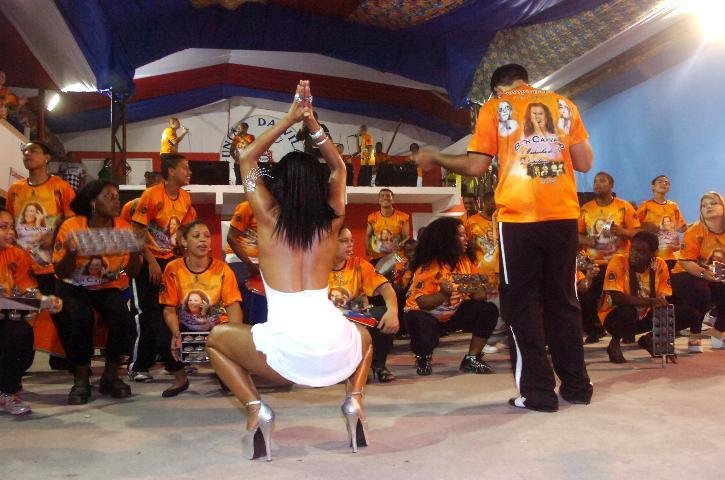 Madrinha da bateria samba para recuperar escola