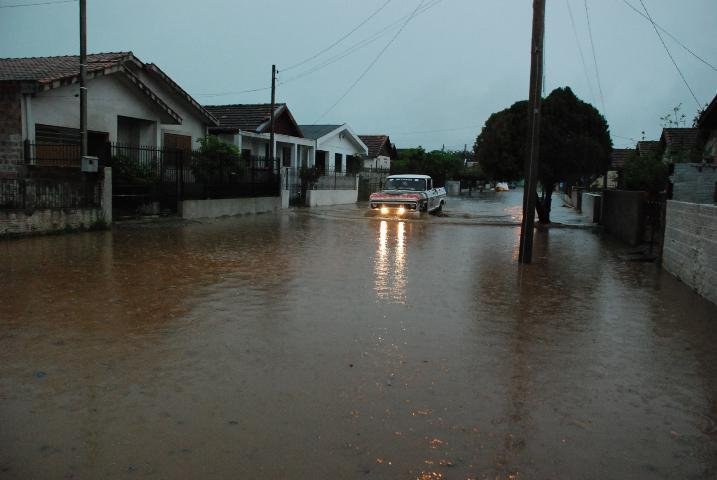 Forte chuva alaga casas em Santa Maria