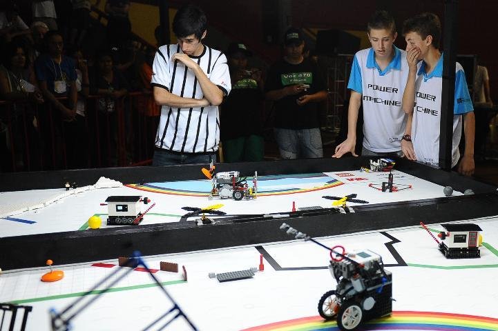 Evento de rob&oacute;tica re&uacute;ne jovens de 21 escolas de Porto Alegre