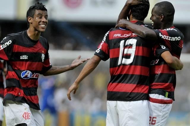 Flamengo faz 3 a 1 no Atl&eacute;tico-MG e sobe para terceiro
