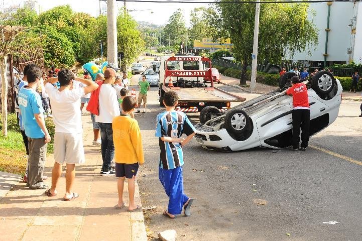 Carro capota na Zona Sul da Capital 