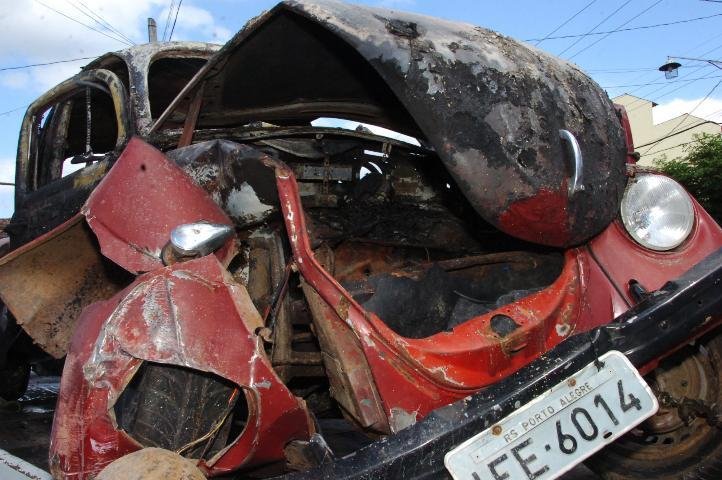 Ocupantes saltam de Fusca em chamas na zona Sul da Capital