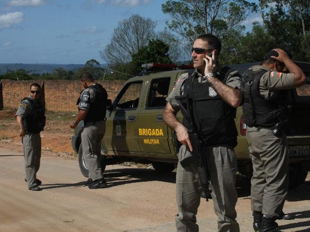 Pol&iacute;cia faz buscas por assaltantes que sequestraram funcion&aacute;ria de banco no interior