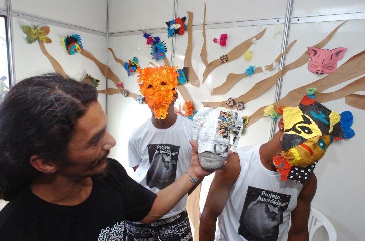 Gurizada cursa oficinas de m&aacute;scaras e de instrumentos de percuss&atilde;o