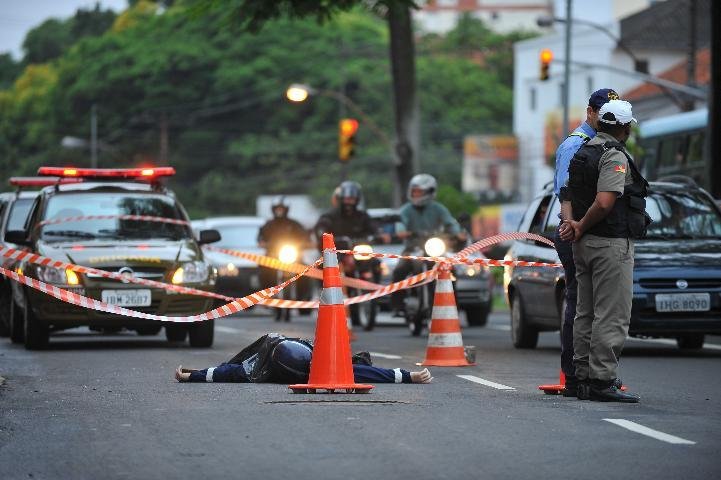 Motociclista colide contra poste e morre na Capital