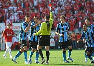 Zagueiro do Gr&ecirc;mio foi denunciado por praticar hostilidade no Gre-Nal