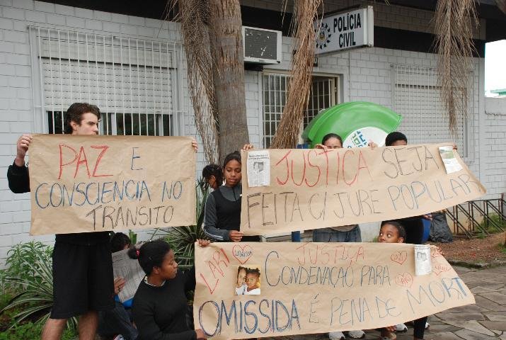 Fam&iacute;lia e vizinhos da v&iacute;tima protestam em frente &agrave; delegacia