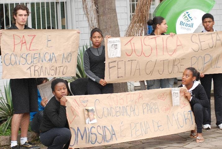 Familiares da menina atropelada em Campo Bom protestaram na tarde desta ter&ccedil;a