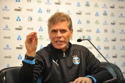 Duda conversa com &aacute;rabes para selar sa&iacute;da de Autuori