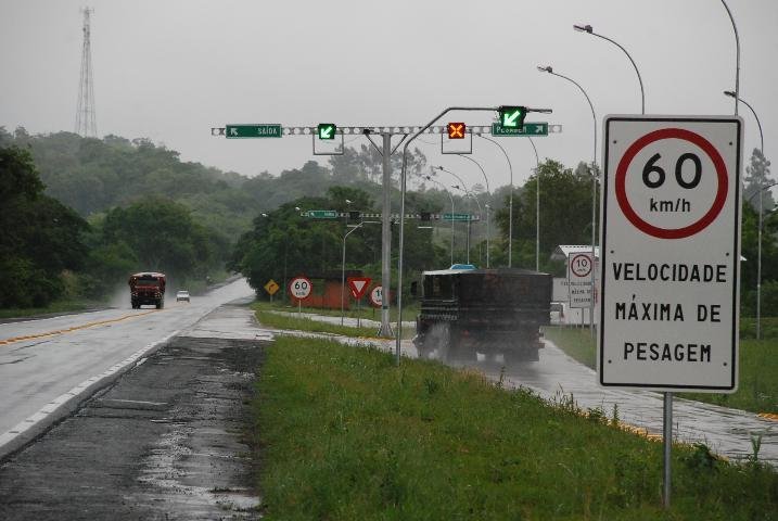 Balan&ccedil;a de pesagem come&ccedil;a a funcionar na BR-392