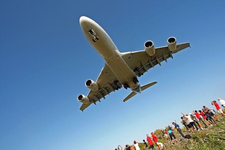 Airbus 380 faz voo demonstrativo sobre ilha