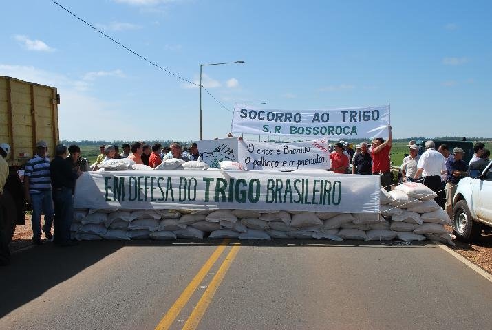 Cerca de 400 produtores rurais bloqueiam BR-285