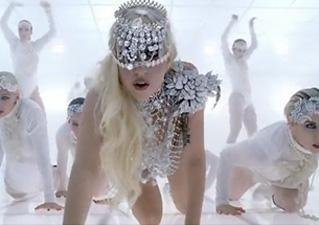 Lady Gaga aparece seminua em novo clipe