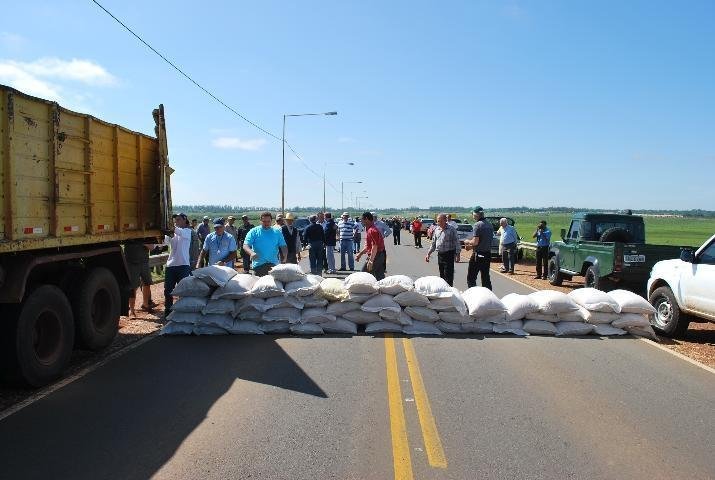 Cerca de 100 carros formaram uma fila de quase 1 km