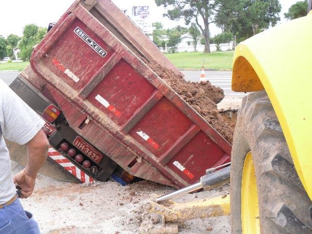 Asfalto cede e "engole" caminh&atilde;o da Corsan em Canoas
