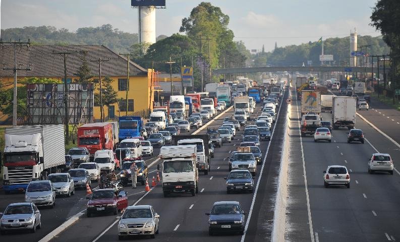 Acidente deixa tr&acirc;nsito congestionado na BR-116
