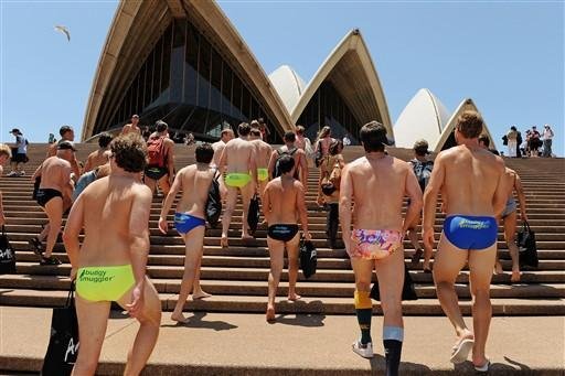Sydney busca bater recorde de biqu&iacute;ni