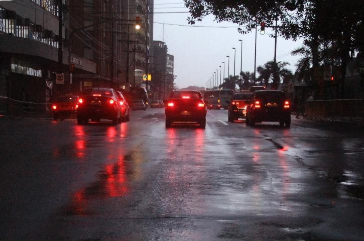 Forte chuva deixa Porto Alegre no escuro