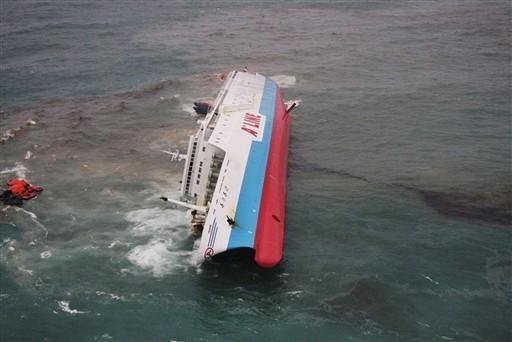 Navio japon&ecirc;s naufraga no Pac&iacute;fico