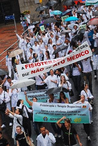 Profissionais da sa&uacute;de protestam contra Ato M&eacute;dico
