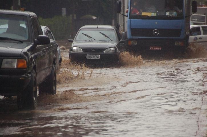 Chuva provoca alagamento em Porto Alegre e Viam&atilde;o